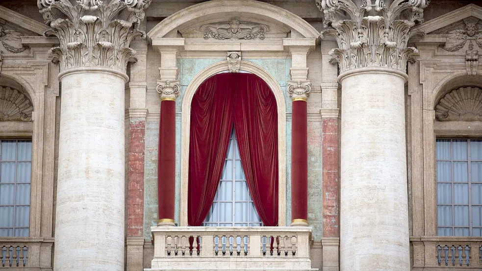 Kurz nach der Papstwahl wird sich der neugewählte Papst auf dem Balkon den Gläubigen zeigen. (Archivbild) Foto: picture alliance / dpa