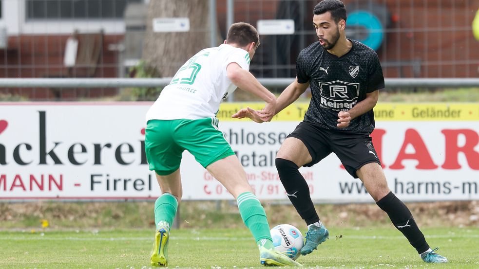 Oussama Marmouk (rechts) setzt sich hier durch.