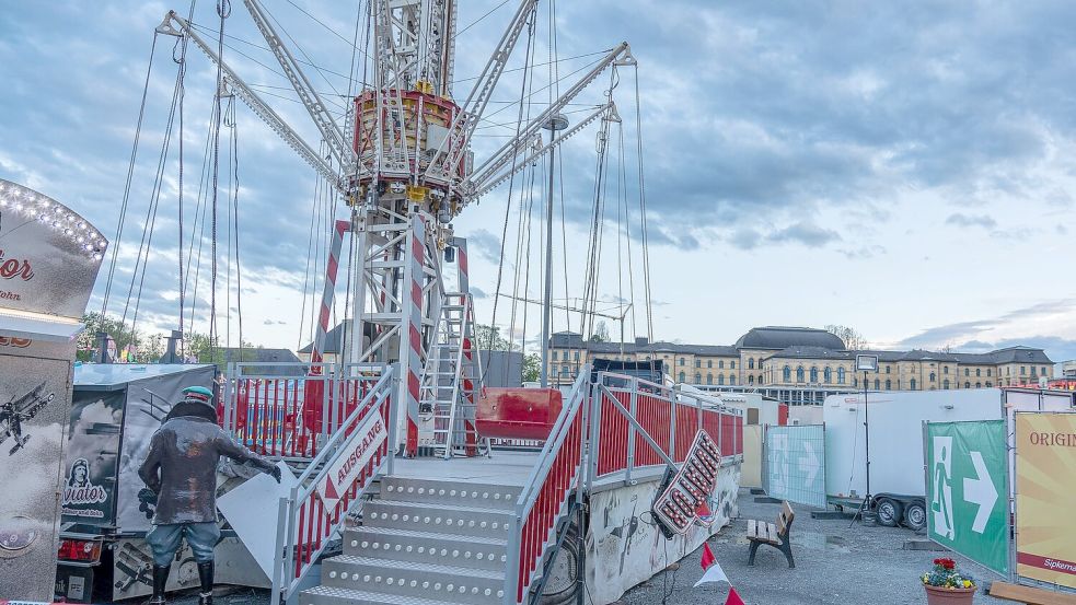 Das Kettenkarussell dreht sich bei voller Fahrt auf eine Höhe von 30 Metern. Foto: Ferdinand Merzbach/NEWS5/dpa