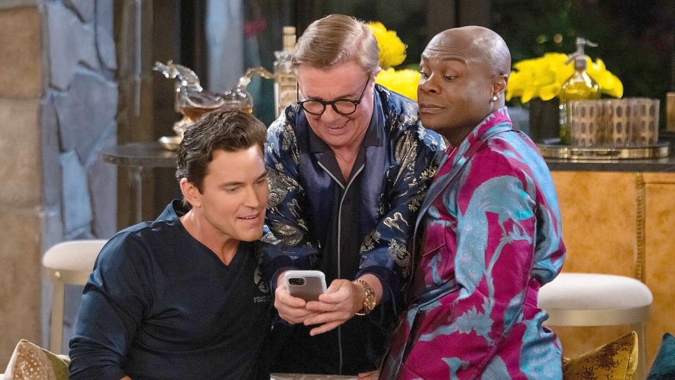 Matt Bomer, Nathan Lane und Nathan Lee Graham in einer Szene aus „Mid-Century Modern“. Seit Karfreitag ist die Sitcom mit zehn Episoden (jeweils um die 20 bis 25 Minuten Länge) beim Streamingdienst Disney+ abrufbar. Foto: Chris Haston/Disney+/dpa