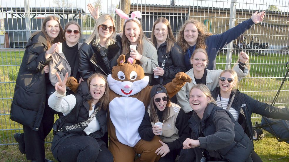 Der Osterhase war ein Highlight beim Osterfeuer: Viele wollten sich mit ihm fotografieren lassen. Foto: Weers