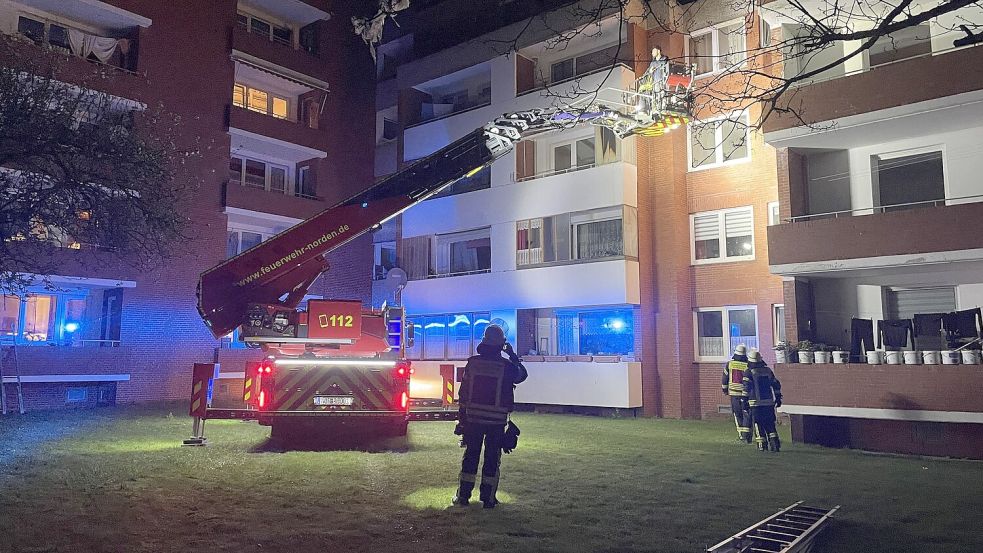 Mit einer Drehleiter holten die Feuerwehr Menschen aus dem Gebäude. Foto: Feuerwehr Norden