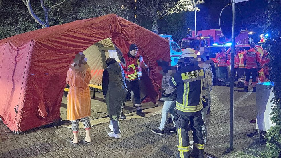 In einem Zelt wurden Bewohnerinnen und Bewohner versorgt. Foto: Feuerwehr Norden