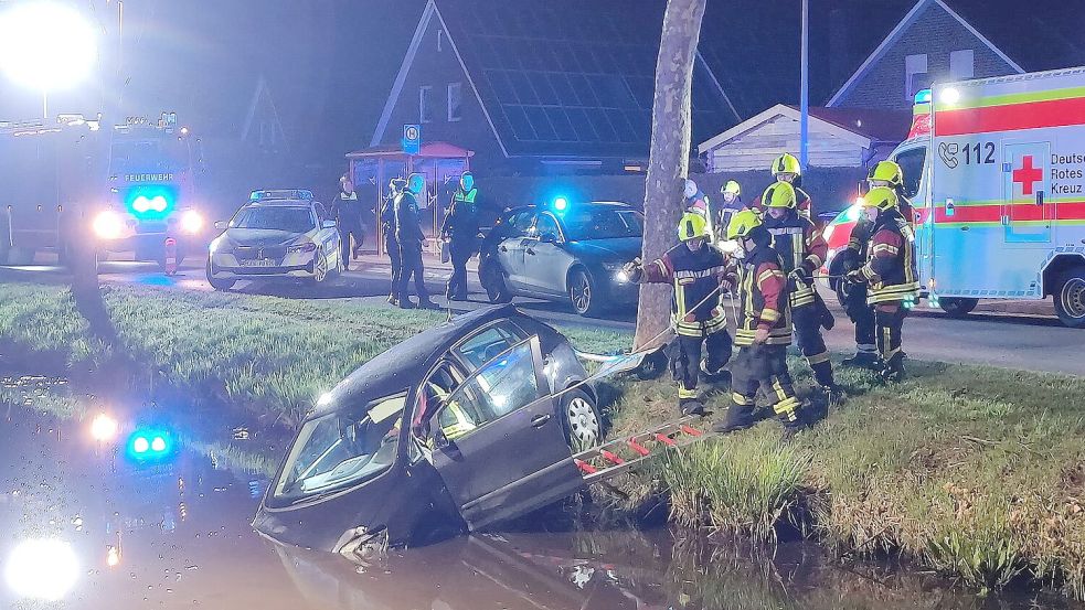 Die Feuerwehr war im Einsatz, um das Auto zu bergen. Foto: Bodo Wolters