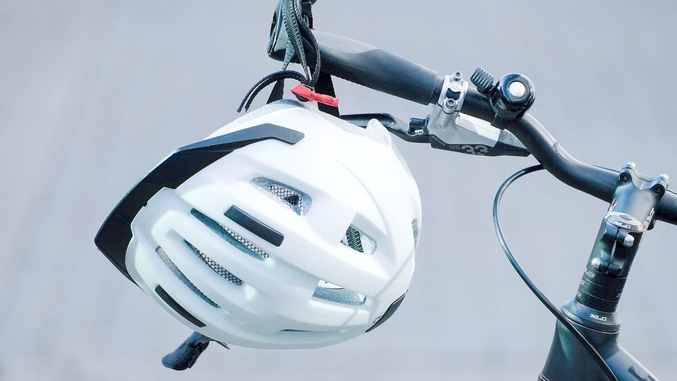 Wer einen Fahrradhelm trägt, schützt sich vor schweren Kopfverletzungen. Wie sieht das rechtlich aus, gibt es da auch Vorteile? Foto: IMAGO/Michael Gstettenbauer