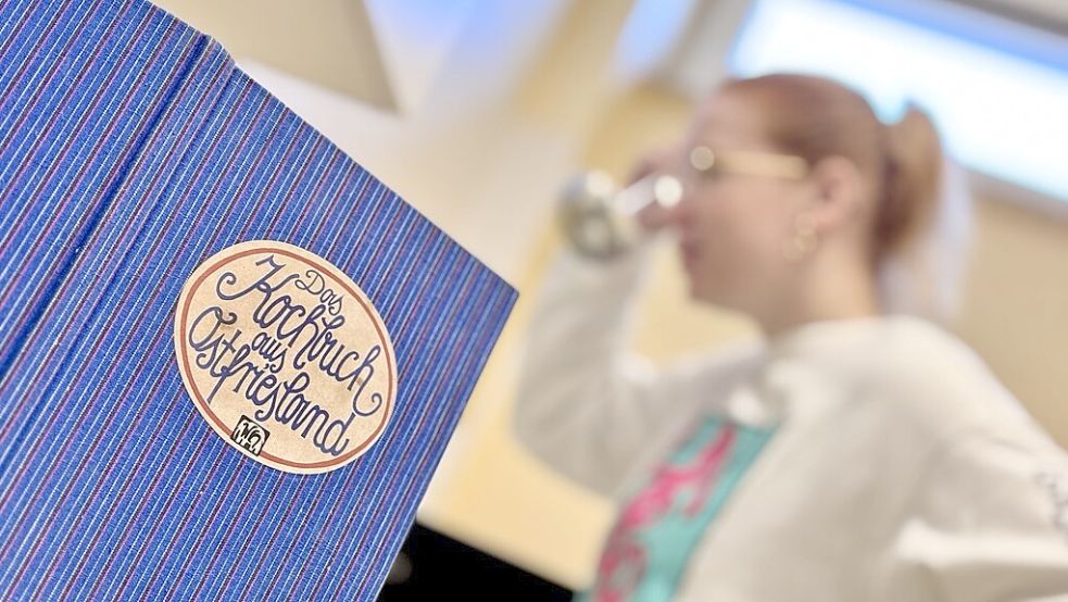 „Das Kochbuch aus Ostfriesland“ wird zurzeit auf manchen Internetplattformen für sehr viel Geld angeboten. Foto: Ortgies