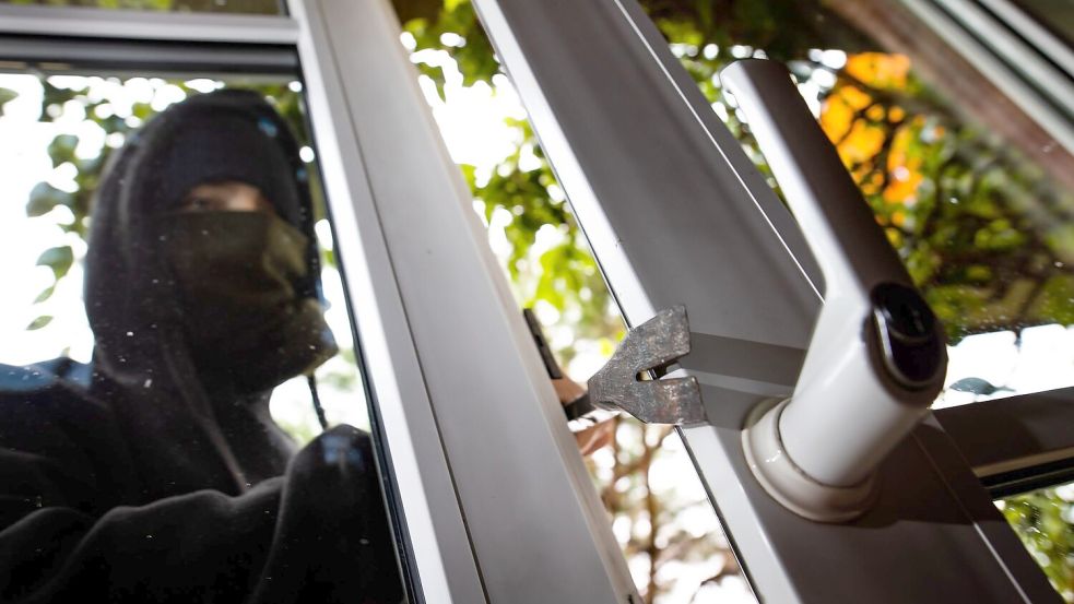In Paderborn ist ein Einbrecher durch ein Fenster eingestiegen - und dann eingeschlafen. (Symbolbild) Foto: Philipp von Ditfurth/dpa