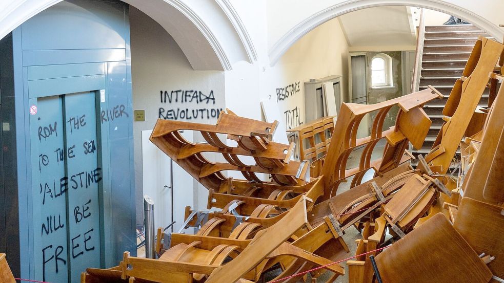Vor dem Emil-Fischer-Hörsaal in der Humboldt-Universität türmen sich herausgerissene Stuhlreihen. Foto: Soeren Stache/dpa