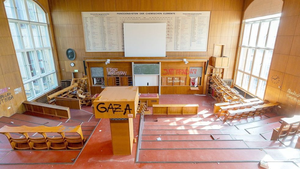 Der zum Teil zerstörte Hörsaal kann mehrere Wochen lang nicht genutzt werden. Foto: Soeren Stache/dpa