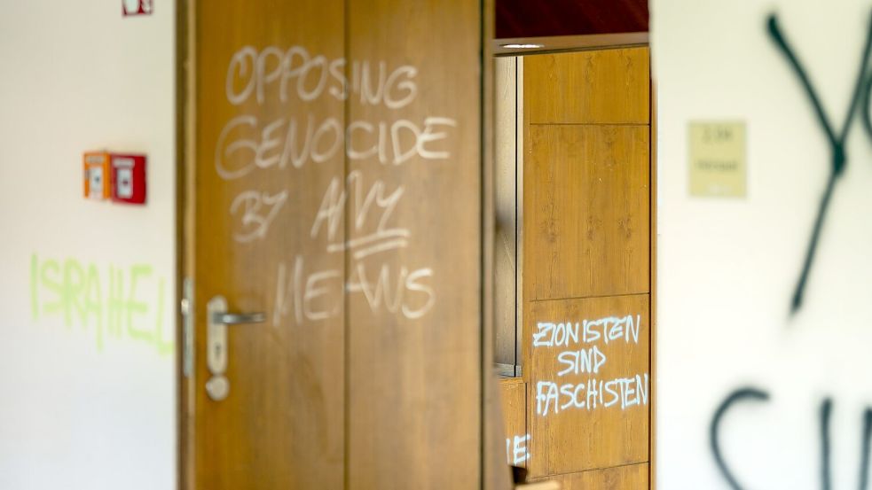 Die Aktivisten haben unter anderem Wände und Holzvertäfelungen beschmiert. Foto: Soeren Stache/dpa