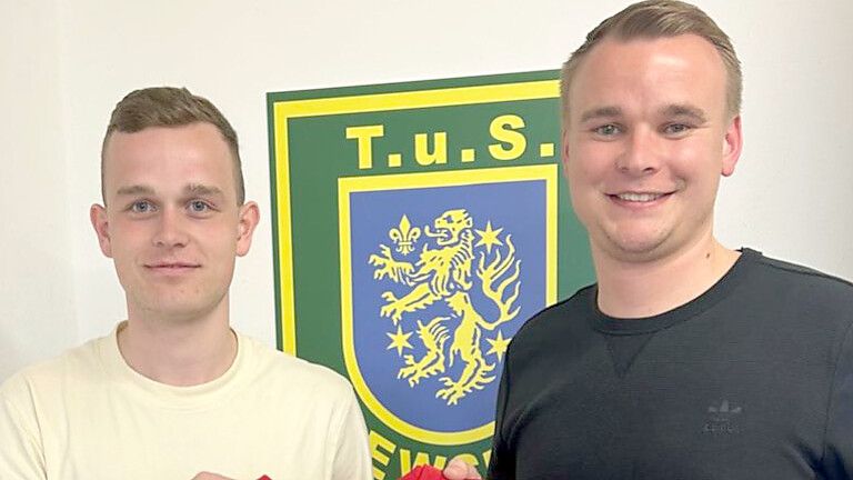 Klaas Folkerts (links) gab vor wenigen Tagen dem TuS Pewsum und Trainer Jonas Petersen seine Zusage. Am Dienstag nun verkündete der TuS den Transfer. Foto: Verein
