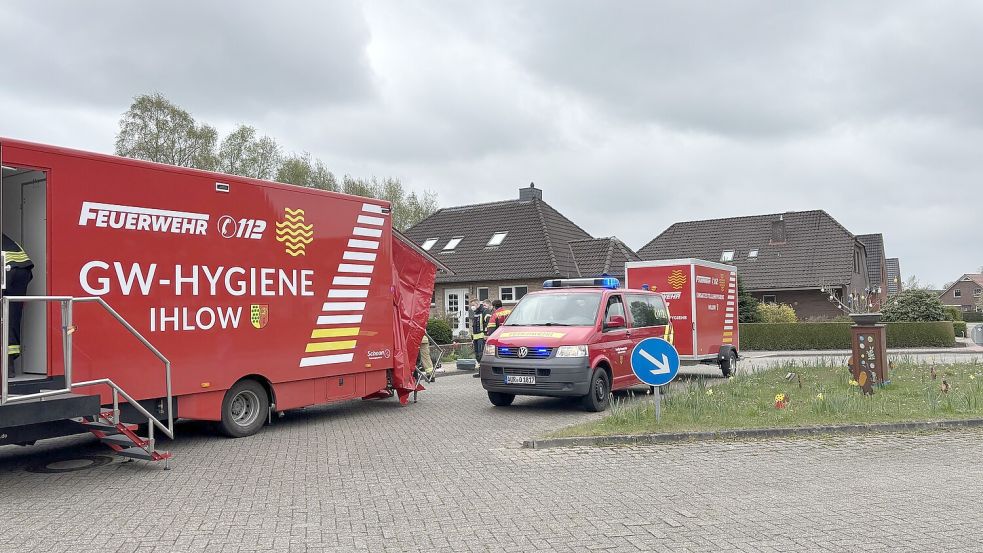 Drei Ihlower Feuerwehren rückten am Dienstagvormittag in die Jann-Berghaus-Straße in Ihlowerfehn aus. Foto: Christin Wetzel