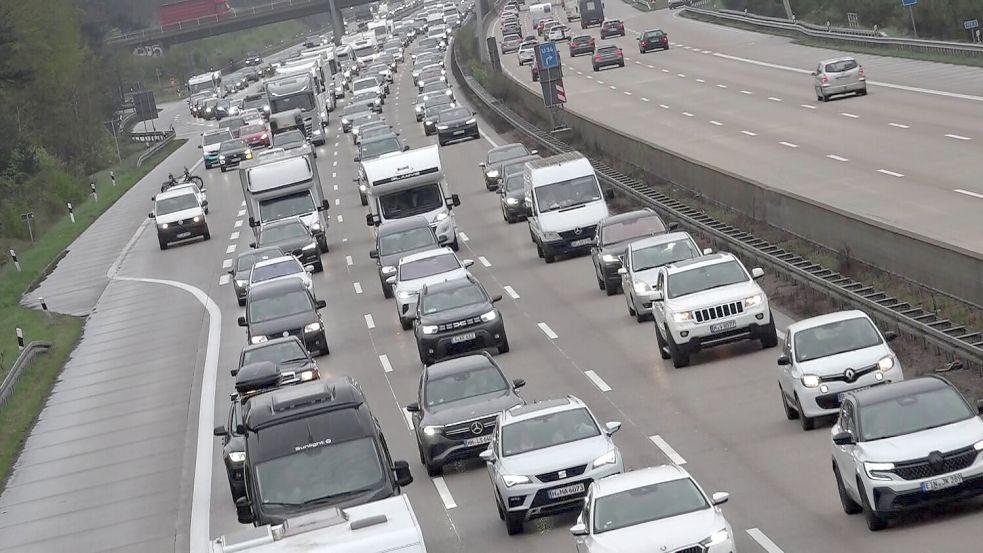 Gehen die Ferien zu Ende, kann es auf den Autobahnen auch mal voller werden. Foto: dpa/Fernando Martinez