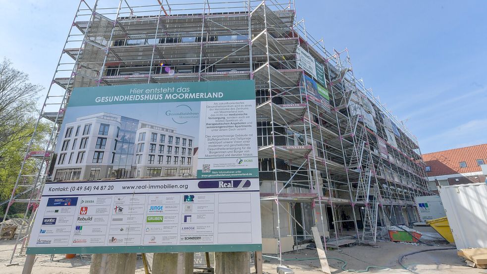Insgesamt mehr als 8000 Quadratmeter Nutzfläche wird das größte Gebäude Moormerlands bekommen. Ende des Jahres soll alles fertig sein. Foto: Klaus Ortgies
