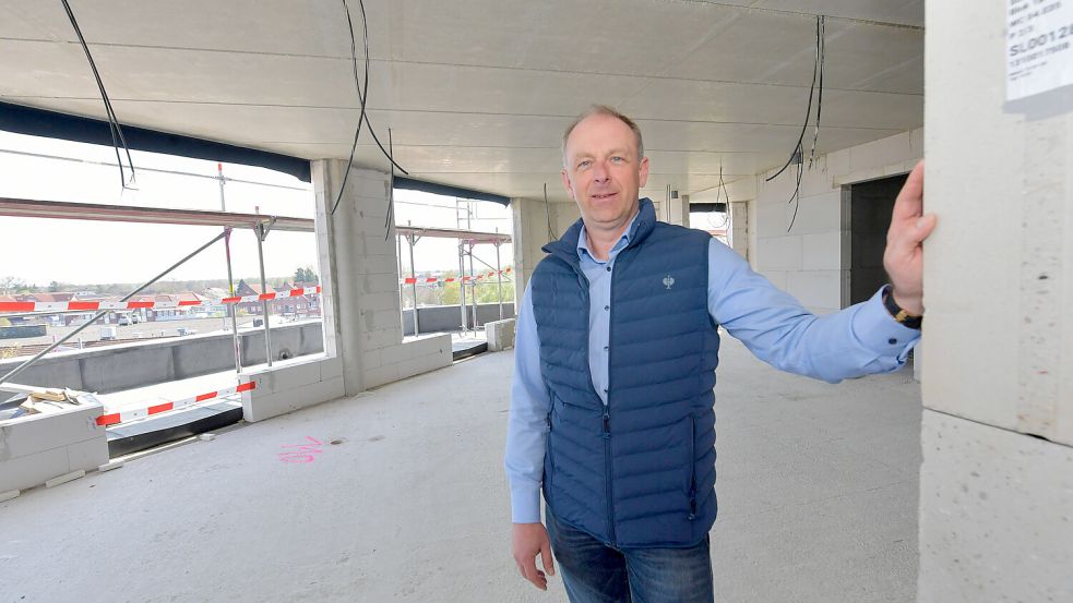 Dieses wird der Gemeinschaftsraum, der von Mietern und Praxisinhabern genutzt werden kann – mit Blick auf den Marktplatz, sagt Michael Otto. Foto: Klaus Ortgies