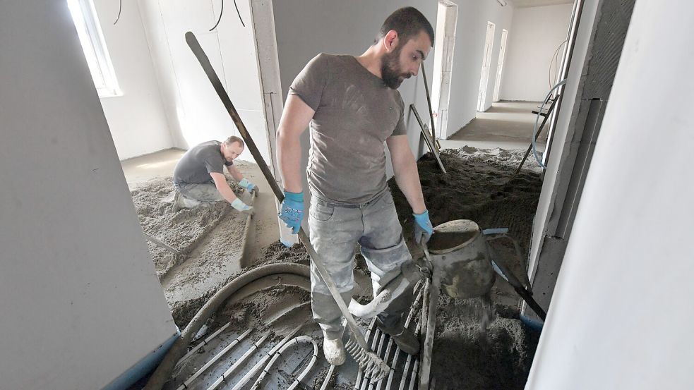 Überall wird noch gearbeitet: Hier fließt in einer künftigen Praxis der frische Estrich über die Schläuche für die Fußbodenheizung. Foto: Klaus Ortgies