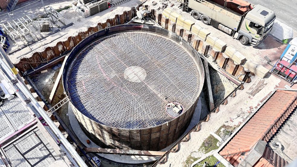 Dieser Eisspeicher mit einem Durchmesser von zwölf Metern ist Kernstück des Heizsystems. Er wird später komplett unter der Einfahrt zur Tiefgarage verschwinden. Foto: Klaus Ortgies