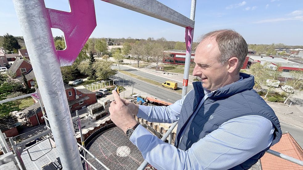 Real-Geschäftsführer Michael Otto hat den Bau des Gesundheidshuus' von Anfang an betreut. Er hat bereits viele Aufnahmen mit dem Handy davon gemacht. Foto: Klaus Ortgies