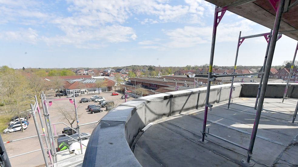 Höher hinaus kommt man in Warsingsfehn bisher nicht: der Blick von der Dachterrasse auf den Platz hinter dem Rathaus und das Fehntjer Zentrum. Foto: Klaus Ortgies