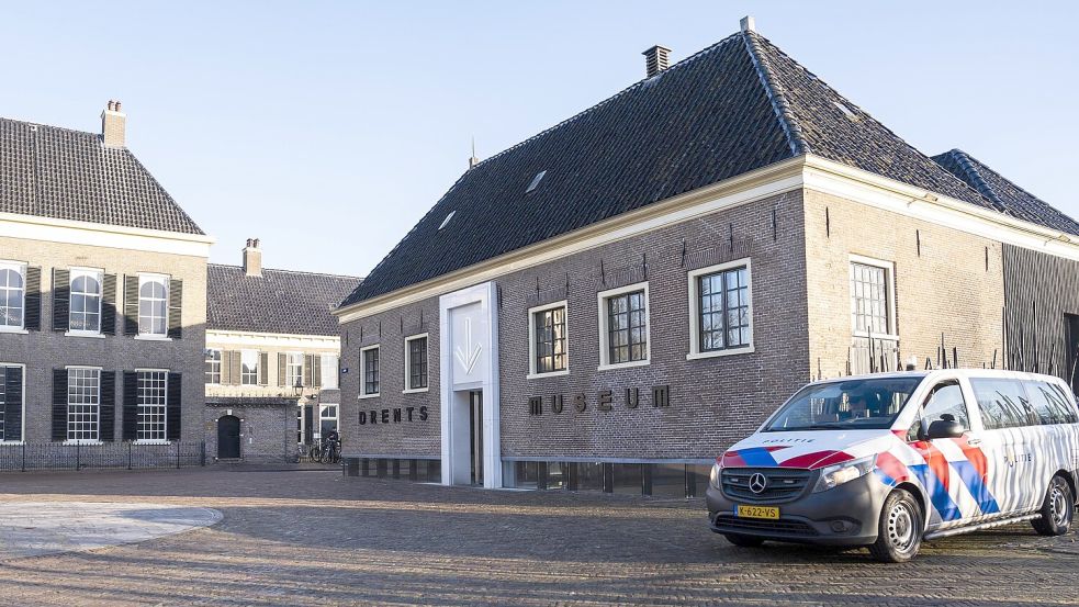 Ein Polizeifahrzeug steht nach der Tat vor dem Drents Museum in Assen. In der Nacht auf den 25. Januar wurde aus dem Haus wertvolle Kunstschätze aus Gold gestohlen. Foto: Jumelet/ANP/Imago Images
