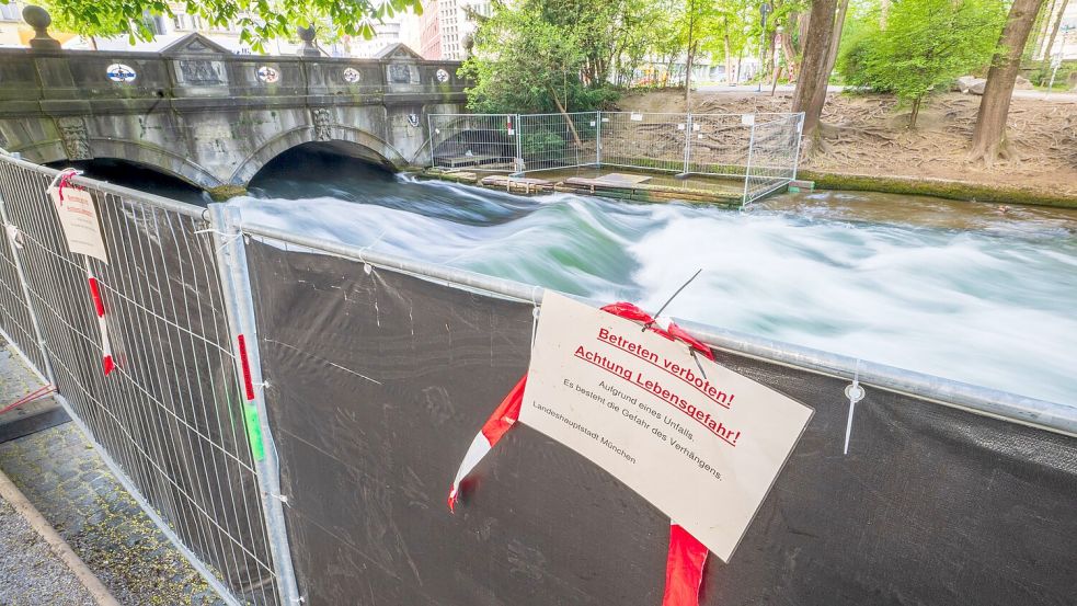 Nach einem schweren Surfunfall erwägen die Behörden, zur Ermittlung der Unglücksursache die Münchner Eisbachwelle zeitweise trockenzulegen. Foto: Peter Kneffel/dpa