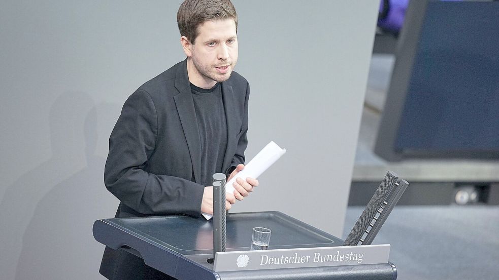Kevin Kühnert habe sich vor einigen Jahren in einen „Mann mit FDP-Parteibuch“ verliebt, schreibt „Die Zeit“. (Archivbild) Foto: Michael Kappeler/dpa