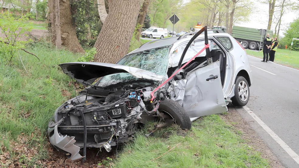 Schwer verletzt wurde ein 24-jähriger Ammerländer bei einem Verkehrsunfall, der sich am Mittwoch, 23. April 2025, gegen 15 Uhr auf der Loher Straße im Barßeler Ortsteil Lohe ereignet hat. Foto: Passmann