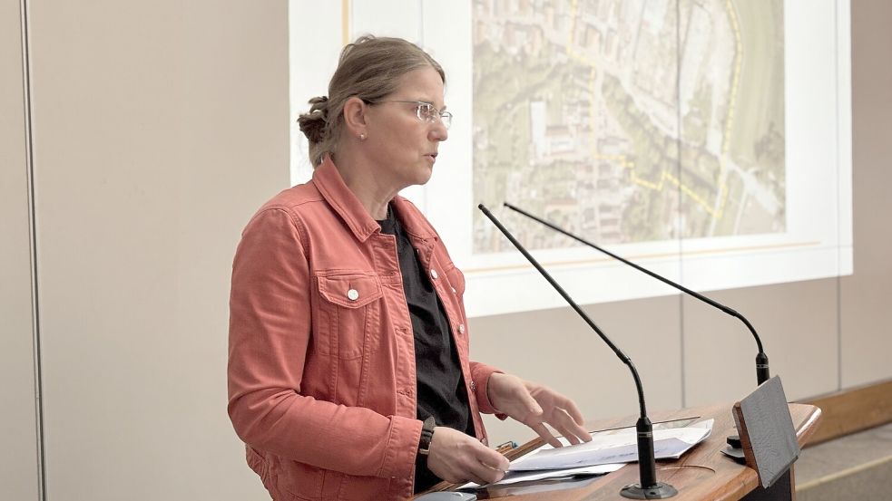Karen Strack, Geschäftsführerin der re.urban Stadterneuerungs­gesellschaft mbH, berichtete, was bislang erarbeitet wurde. Foto: Oliver Bär