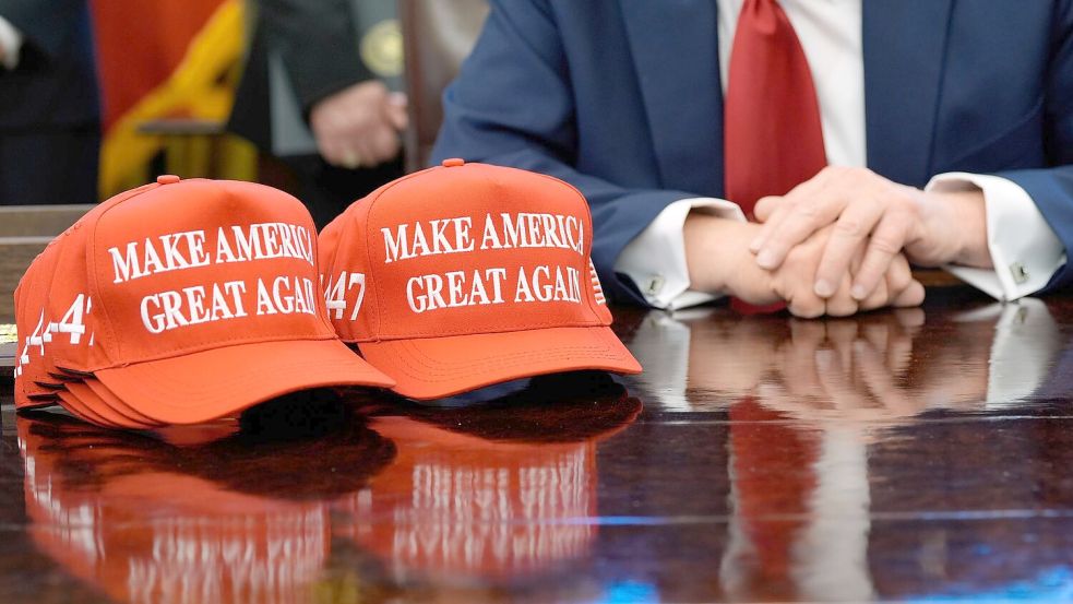 Rote Kappen stehen sind in den USA ein Symbol für Trump. Foto: Alex Brandon/AP/dpa