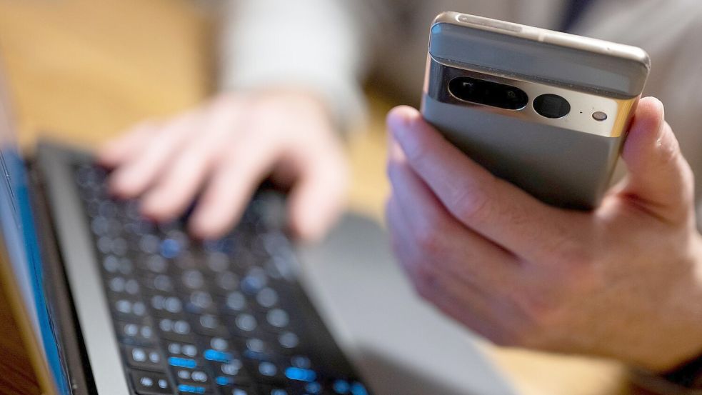 Die Betrüger verwenden gefälschte E-Mail-Adressen und beziehen sich auf reale Standorte und Ansprechpartner von Mercedes. (Symbolbild) Foto: Monika Skolimowska/dpa