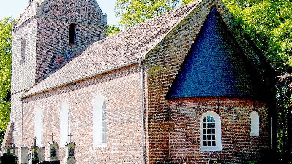 Die St.-Laurenz- und Vincenzkirche in Backemoor ist eine der typischen ostfriesischen Hallenkirchen des 13.Jahrhunderts. Archivfoto: Fiks