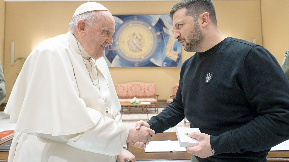 Der ukrainische Präsident Selenskyj wird bei der Papst-Trauerfeier wohl fehlen. (Archivbild) Foto: -/Vatican Media/dpa