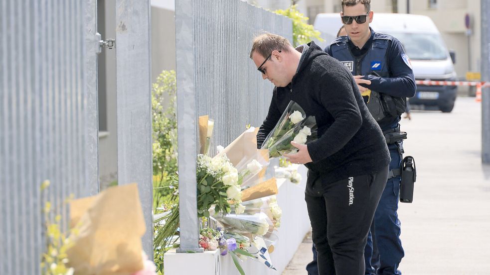 Am Freitag versammelten sich hunderte Trauernde mit weißen Blumen an der Schule und gedachten der ermordeten Schülerin. Foto: IMAGO / Bestimage