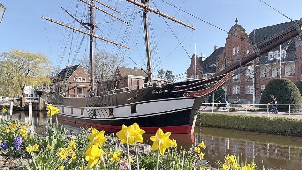 Das Museumsschiff Brigg „Friederike von Papenburg” liegt vor dem Papenburger Rathaus. Foto: Hellmers