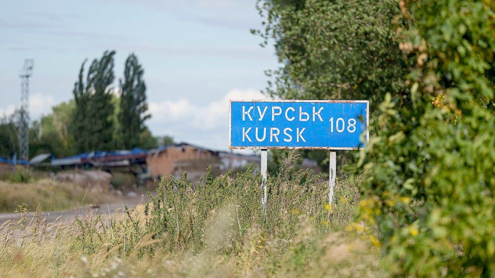 Während Russland seine Region Kursk komplett von den ukrainischen Truppen zurückerobert haben will, gehen die Kämpfe laut Militärführung in Kiew aber weiter. (Archivbild) Foto: Evgeniy Maloletka/AP/dpa