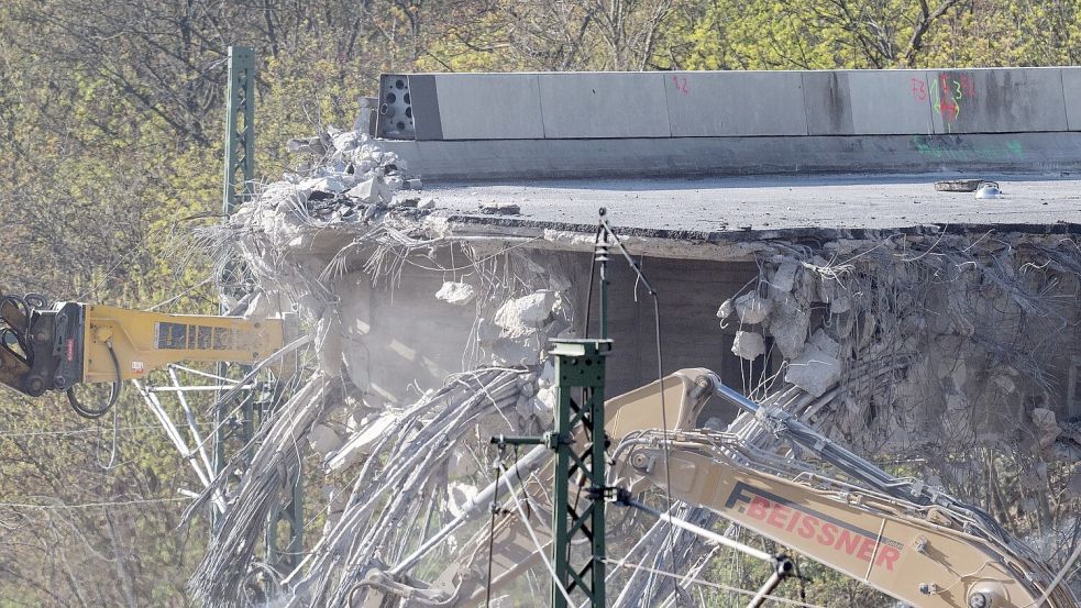 Die Ringbahnbrücke im Westen Berlins war Mitte März aus Sicherheitsgründen kurzfristig komplett gesperrt und dann abgerissen worden. (Archivfoto) Foto: Soeren Stache/dpa