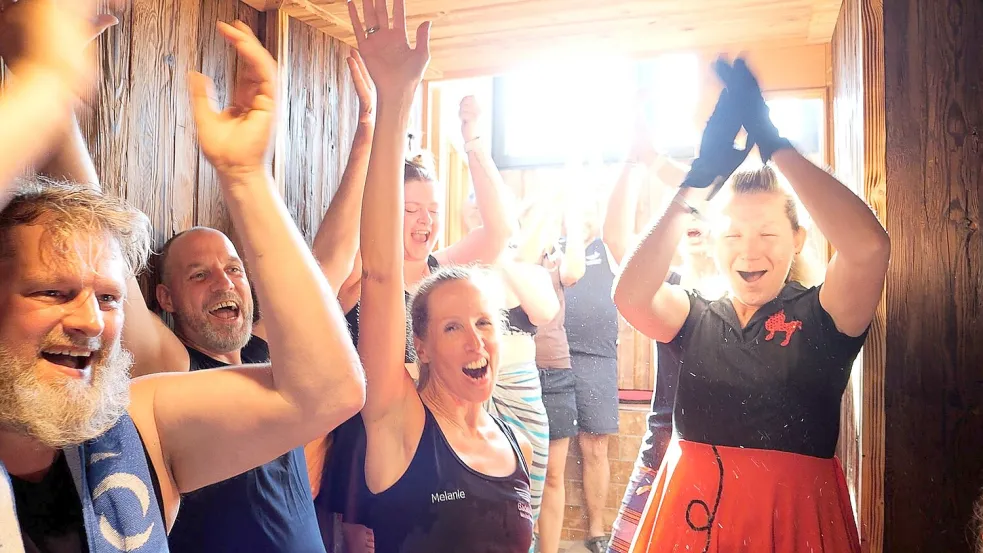 Große Freude nach dem erfolgreichen Sauna-Weltrekordversuch in Ostfriesland. Foto: Jörn Hüneke/dpa