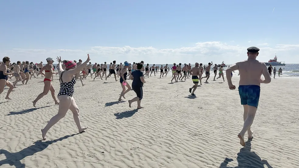 Etwa 300 Teilnehmer stürzten sich beim Anschwimmen auf Borkum in die Nordsee. Foto: Geeske Kauf