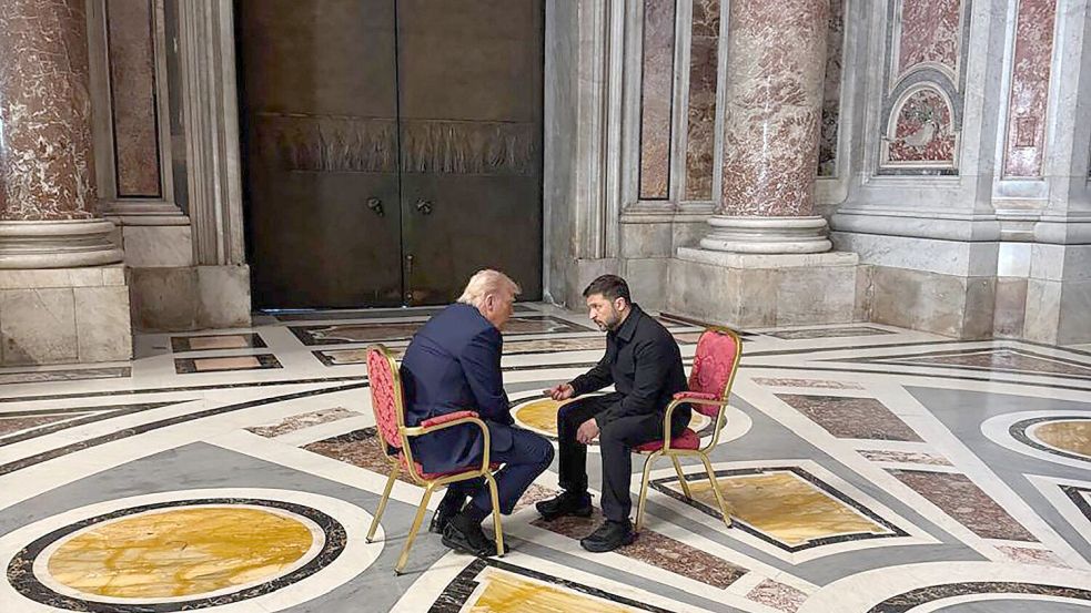 Unter vier Augen: Präsident Wolodymyr Selenskyj (rechts) und US-Präsident Donald Trump sprechen bei der Beerdigung von Papst Franziskus im Vatikan. Foto: dpa