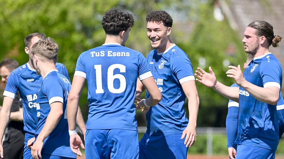 Torschützen unter sich: Isaiah Stainbank (Nummer 16) eröffnete den Torreigen für den TuS. Hauke Bents (rechts) setzte ihn fort und Torjäger Samuel Stainbank gelang sogar ein Hattrick. Foto: Doden/Blomberg