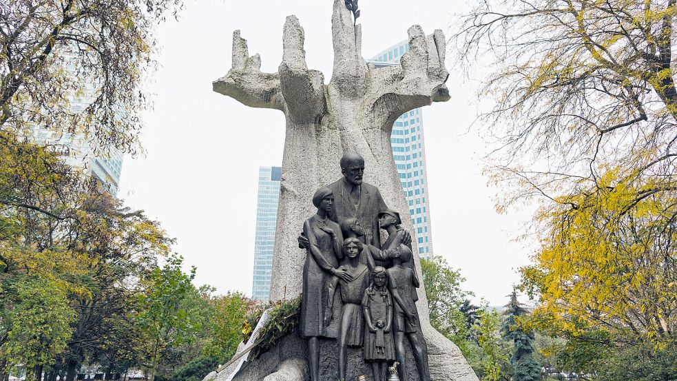 Janusz Korczak begleitete zahlreiche Kinder freiwillig in den Tod. In Polen wurde ein Mahnmal für ihn errichtet. Foto: IMAGO / Dreamstime