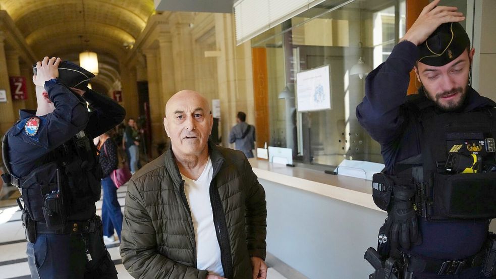 Die Angeklagten befinden sich unter Justizaufsicht auf freiem Fuß. Foto: Aurelien Morissard/AP/dpa