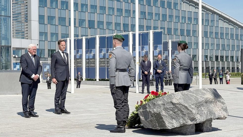 Mit einer Kranzniederlegung vor dem Nato-Hauptquartier begann der Festakt zum Beitritt Deutschlands zum Verteidigungsbündnis vor 70 Jahren. Foto: Ansgar Haase/dpa