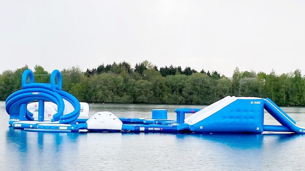 Aqua Park ist eine neue Spiellandschaft zum Klettern und Rutschen, die im See verankert ist. Fotos: Susanne Risius-Hartwig