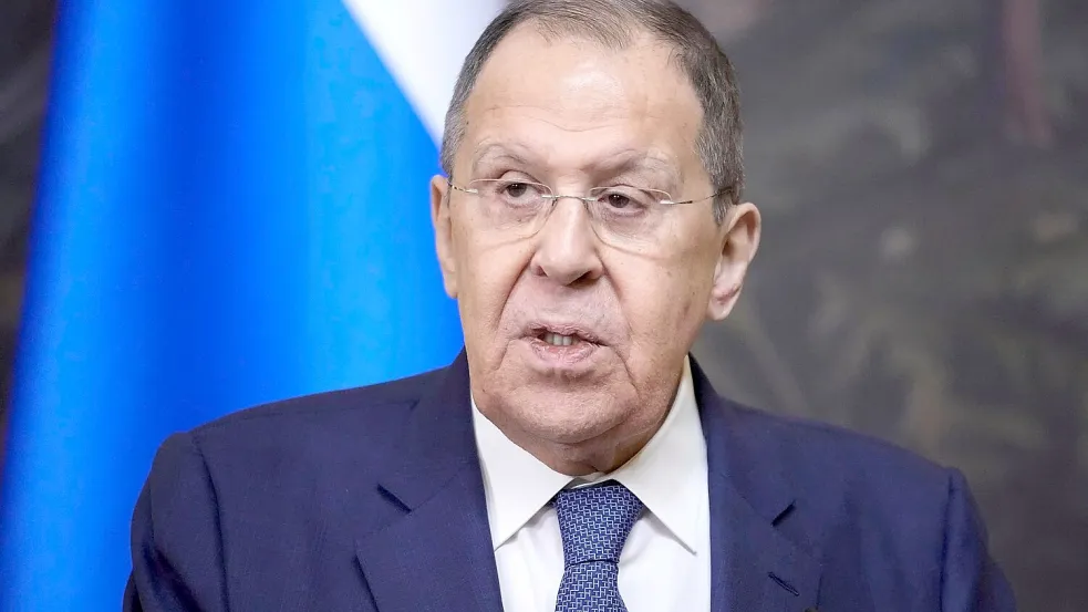In einem Interview wiederholte der russische Außenminister Sergej Lawrow die bisherigen Forderungen Moskaus für ein Ende des Kriegs gegen die Ukraine. (Archivbild) Foto: Pavel Bednyakov/Pool AP/dpa