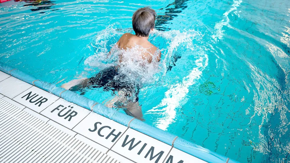 Die DLRG hat 2024 bundesweit so viele Schwimmabzeichen vergeben wie seit zehn Jahren nicht. (Archivbild) Foto: Fabian Sommer/dpa