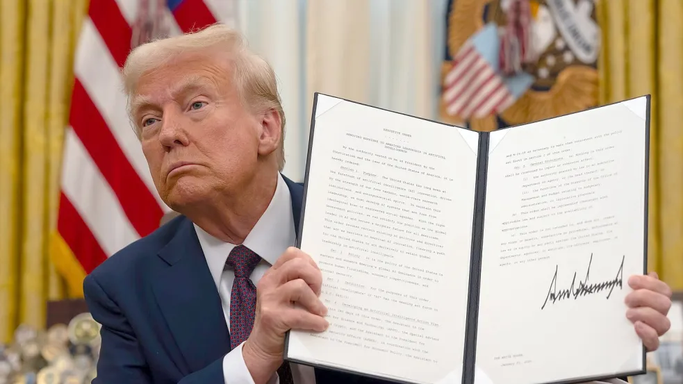 In den ersten 100 Tagen unterschrieb Trump über 100 Dekrete. (Archivbild) Foto: Ben Curtis/AP/dpa