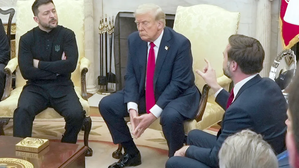Ein denkwürdiges Treffen: Trump, der ukrainische Präsident Selenskyj und US-Vizepräsident Vance streiten im Oval Office. (Archivbild) Foto: Mystyslav Chernov/AP/dpa