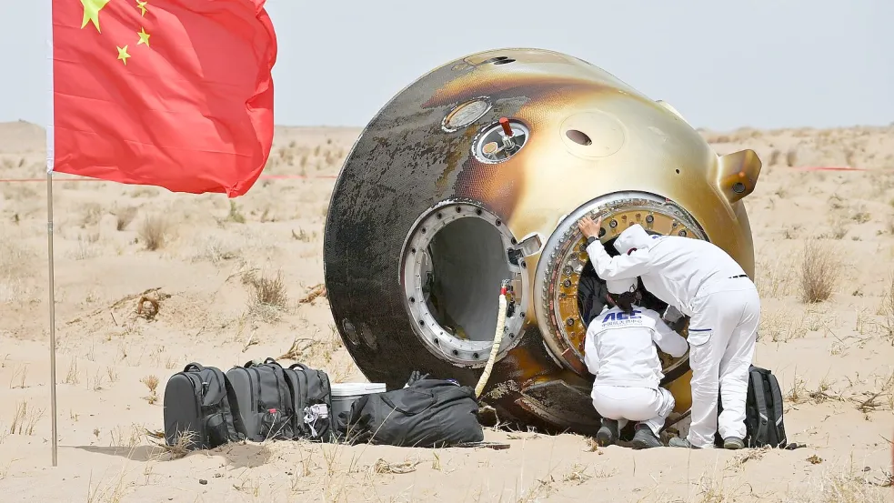 Die Raumkapsel der „Shenzhou 19“ landete in der Wüste in der Inneren Mongolei. Foto: --/XinHua/dpa