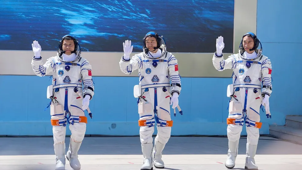 Die chinesischen Astronauten der Mission „Shenzhou 20“ sollen sechs Monaten auf Chinas Raumstation „Tiangong“ leben. (Archivbild) Foto: Andy Wong/AP/dpa